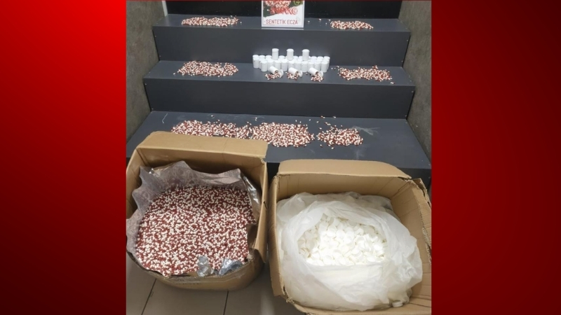 İzmir'in Konak ilçesinde narko-alan ekiplerince düzenlenen operasyonda, bir adreste yapılan
