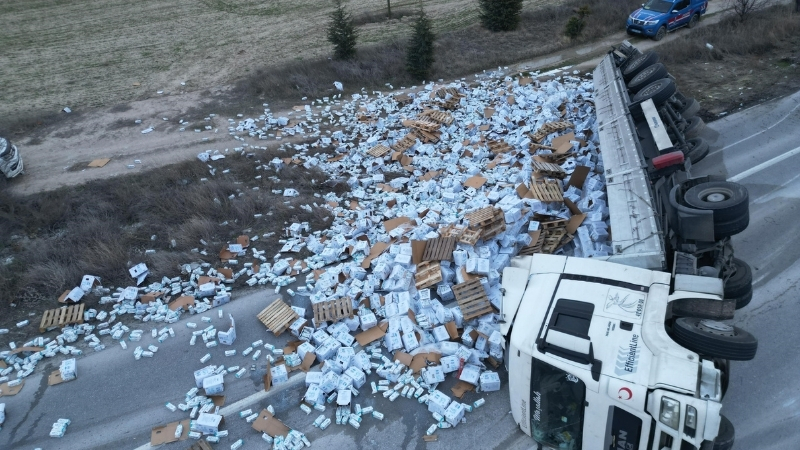 Afyonkarahisar'da yaklaşık 25 ton pastörize süt yüklü tırın kontrolden çıkarak