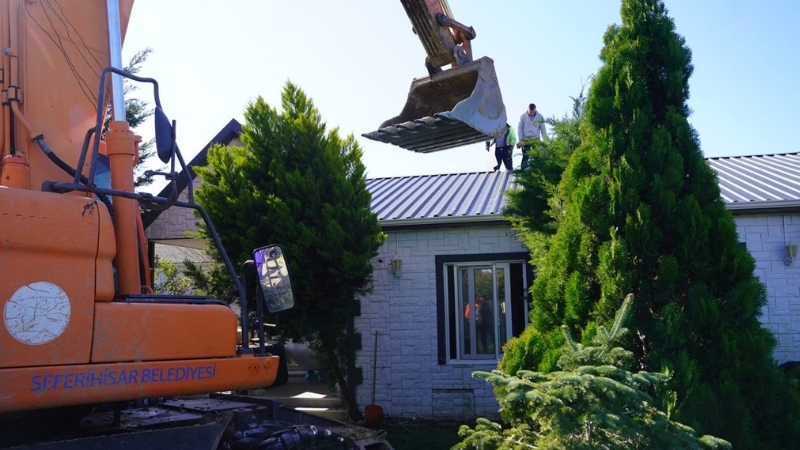 Seferihisar’da kaçak yapılarla mücadele sürüyor. 11 yapı için yıkım çalışmaları