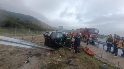 Aydın'ın Yenipazar ilçesinde kontrolden çıkan otomobilin bariyerlere çarpması sonucu meydana