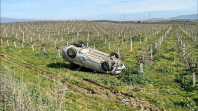 Manisa’nın Salihli ilçesinde, sürücüsünün direksiyon hakimiyetini kaybettiği otomobilin yol kenarındaki