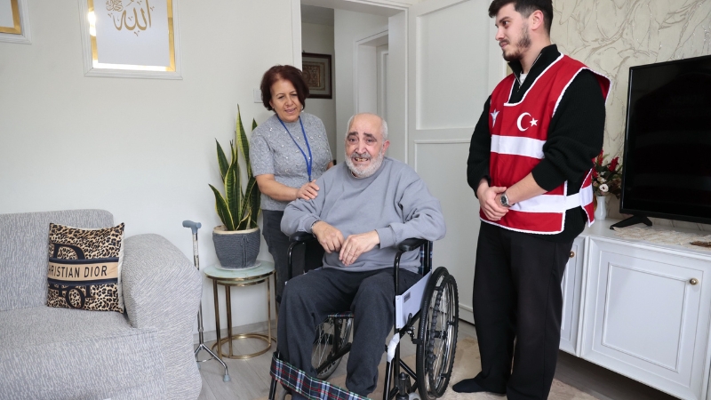 Konak Belediyesi Sosyal Yardım İşleri Müdürlüğüne yaptığı başvuru sonucu tekerlekli
