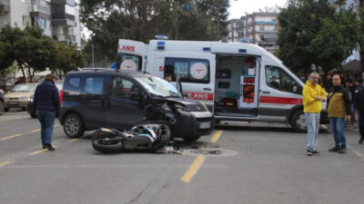 Aydın'ın Efeler ilçesinde ticari araçla motosikletin çarpışması sonucu meydana gelen