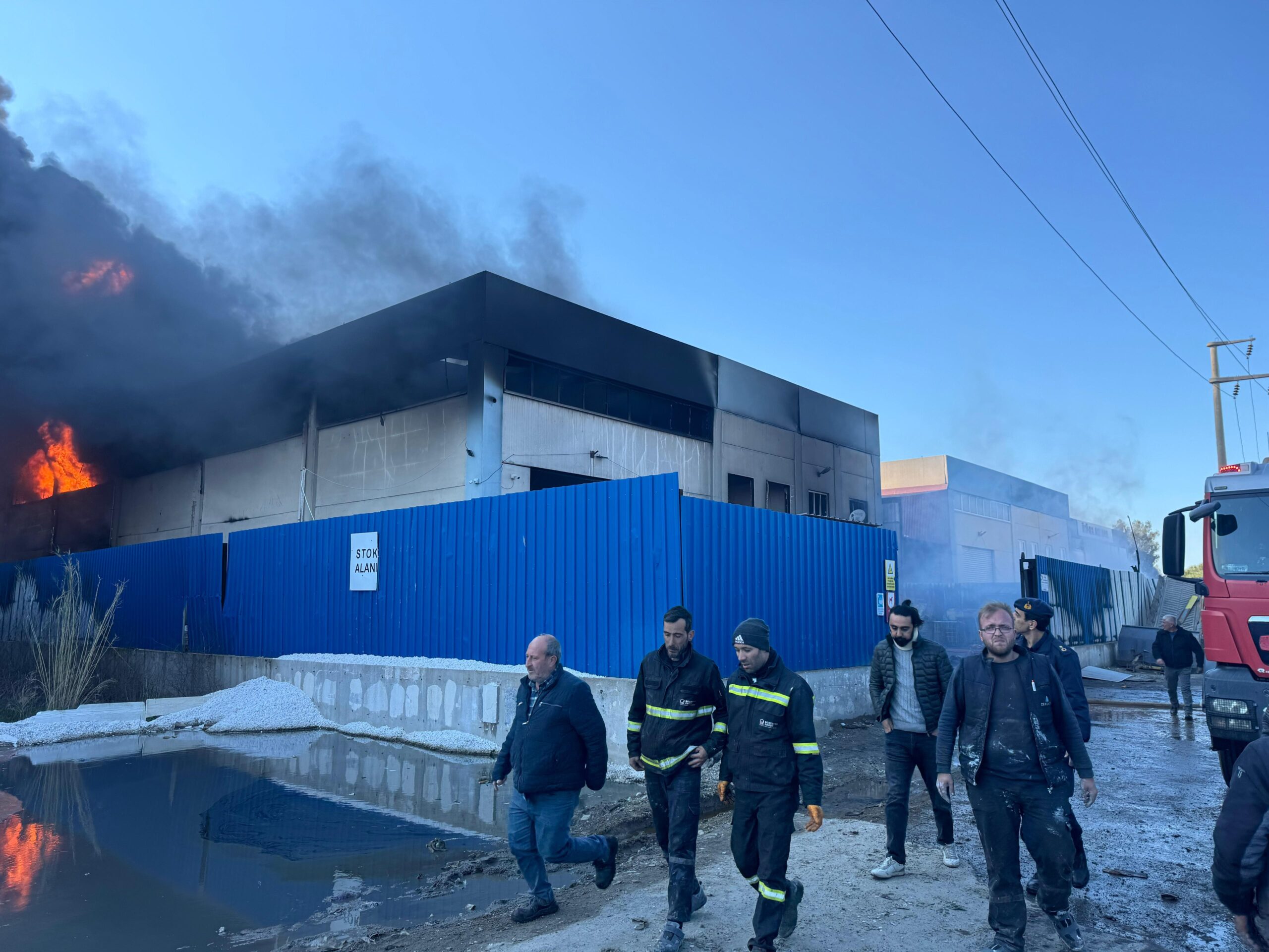 Geri dönüşüm tesisinde çıkan yangın, yan fabrikaya sıçrayarak iki tesisi
