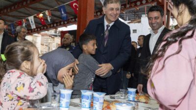 İzmir Büyükşehir Belediyesi, ramazan boyunca 30 ilçede iftar sofraları kuruyor.