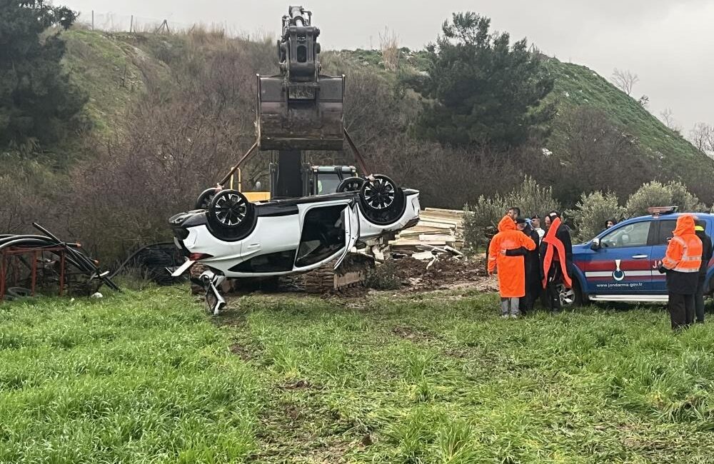 İzmir’in Menderes ilçesinde kontrolden çıkan otomobilin dere yatağına devrilmesi sonucu