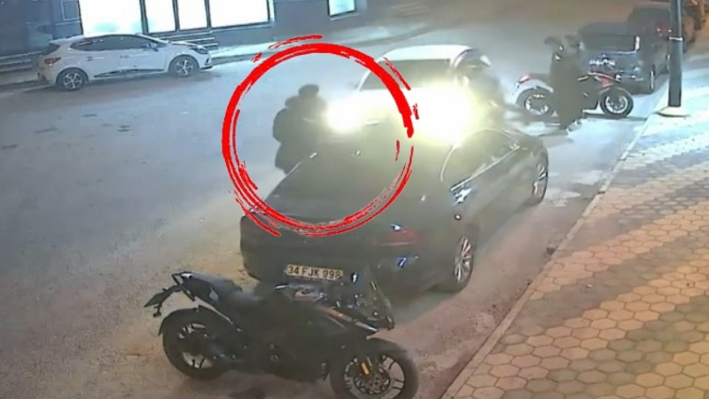 Afyonkarahisar'da kontrolden çıkan otomobilin yol kenarında bekleyen motosiklet sürücüsü ile