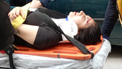 İzmir’in Karabağlar ilçesinde bir kadın dördüncü kattaki bir apartmanın balkonundan