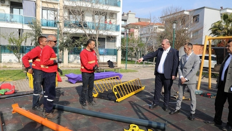 Menderes Belediye Başkanı İlkay Çiçek sahada yapılan çalışmaları gezerek denetledi