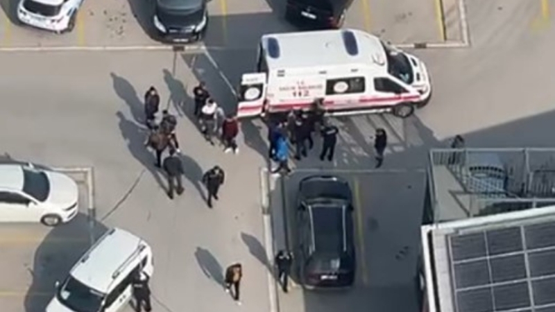 Denizli'nin Merkezefendi ilçesi Kayalar Mahallesi'nde sitenin yanında meydana gelen silahlı