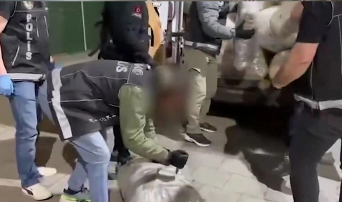 İzmir’de düzenlenen narkotik operasyonunda tonlarca uyuşturucu madde ele geçirildi. Operasyonda