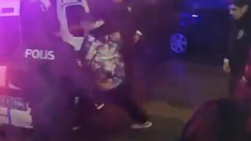 İzmir’in Çiğli ilçesinde bir kız öğrenci yurduna girerek uygunsuz davranışlarda