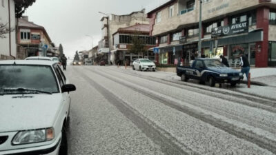 Denizli’nin Çal ilçesinde sabah saatlerinde yağmur olarak başlayan yağış, öğle