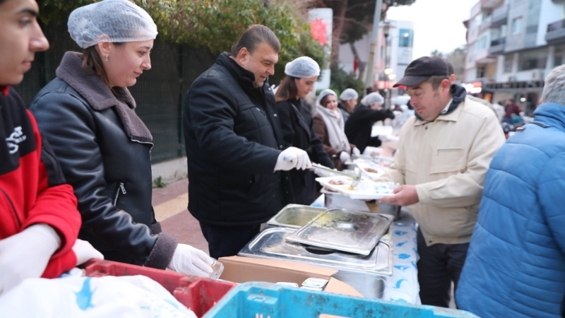Seferihisar’da Ramazan ayı boyunca farklı mahallelerde kurulan iftar sofraları, anlamlı
