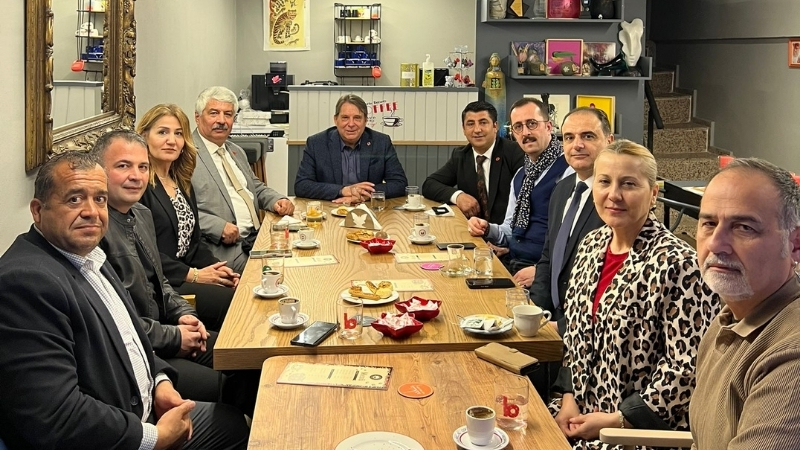İzmir’de önemli bir buluşma gerçekleştirildi. Eskiiz Sanat Galerisi Toplantı Salonu’nda