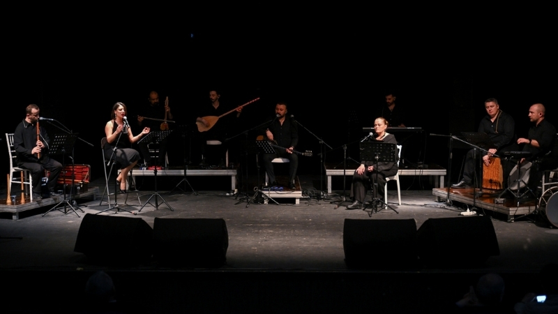 Bornova Belediyesi’nin düzenlediği “Mübadele Türküleri” konserinde Grup Avaz, Ege’nin iki