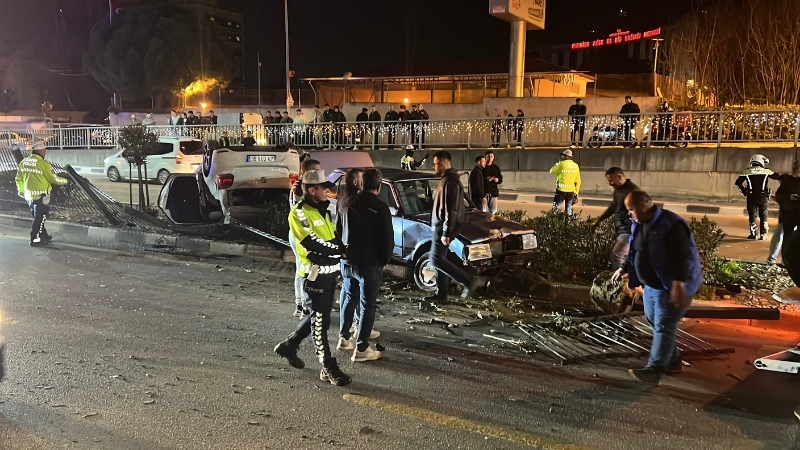 Manisa'nın Yunusemre ilçesinde 3 aracın karıştığı zincirleme trafik kazasında takla