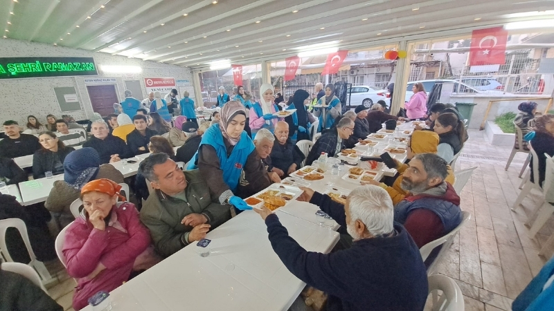 İzmir’in Bornova ilçesinde Ramazan ayı, dayanışma ve paylaşmanın en güzel