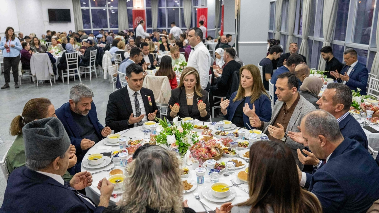 Bornova Belediyesi, şehit aileleri ve gaziler için iftar programı düzenledi.