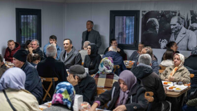 Bornova Belediye Başkanı Ömer Eşki, iftarını Kızılay Kent Lokantası’nda mahalle