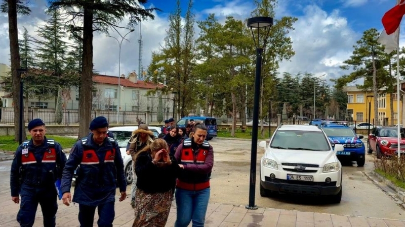 Afyonkarahisar’ın Bolvadin ilçesine bağlı Taşlıdere köyünde, bohçacı kılığına giren hırsızlar