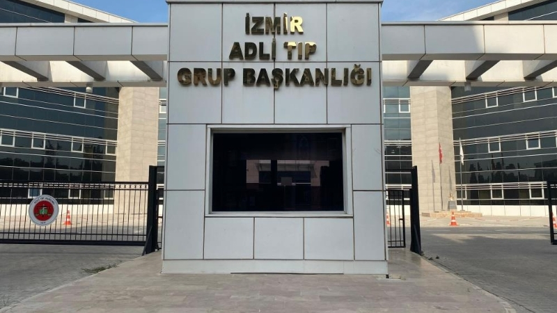 İzmir'in Konak ilçesinde sahildeki kayalıkların arasında kordon bağı henüz kesilmemiş