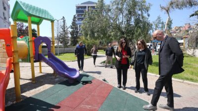 Karşıyaka Belediyesi, ilçe genelindeki parkları tek tek yenileyerek daha modern,