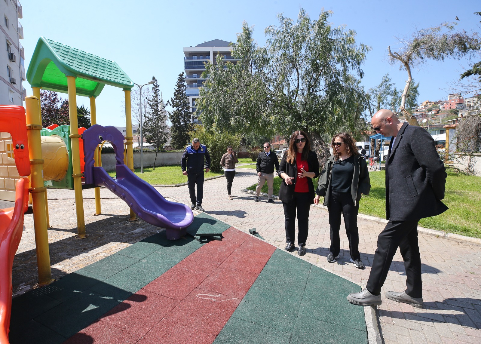 Karşıyaka Belediyesi, ilçe genelindeki parkları tek tek yenileyerek daha modern,