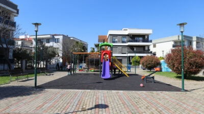 Menderes Belediyesi, Cüneytbey Mahallesi’nde yer alan Tütüncüoğlu Parkı’nda yenileme çalışması