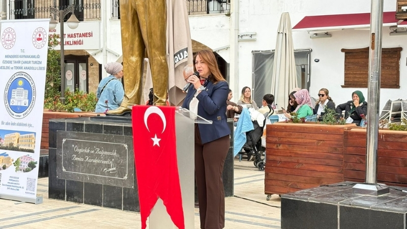 Menderes’te Turizm Haftası kapsamında düzenlenen etkinlikte öğrenciler, sektör temsilcileri ve