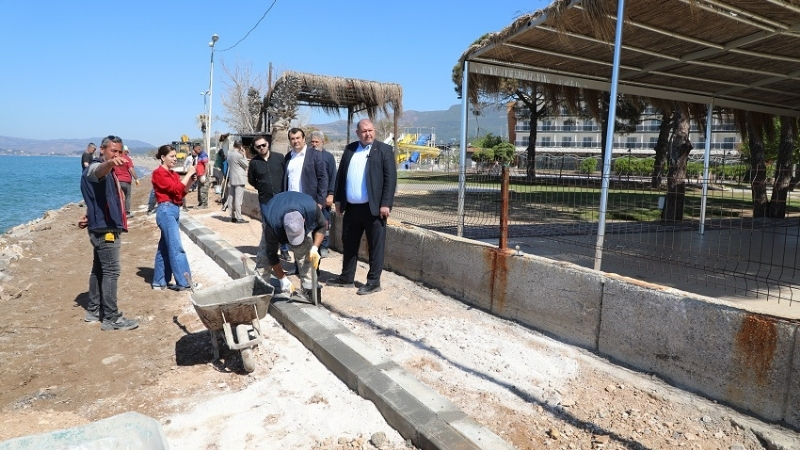 Menderes Belediye Başkanı İlkay Çiçek, ilçede yürütülen çalışmaları yerinde incelemek