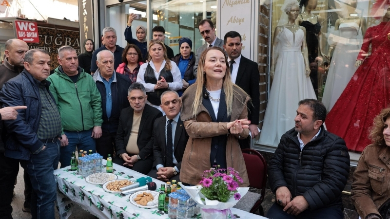 Konak Belediye Başkanı Nilüfer Çınarlı Mutlu, Kemeraltı Çarşısı’nda gerçekleştirdiği ziyaretlerde