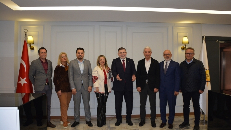 İzmir Gazeteciler Cemiyeti Başkanı Dilek Gappi, Başkan Yardımcısı Mehlika Gökmen,