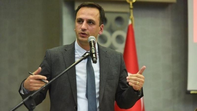 "Nitelikli dolandırıcılık ve resmi belgede sahtecilik" iddialarıyla gözaltına alınıp mahkemece