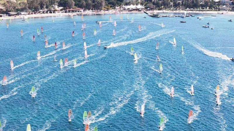 İzmir’in Foça ilçesinde düzenlenen Windsurf Techno 293 Dünya Şampiyonası, renkli