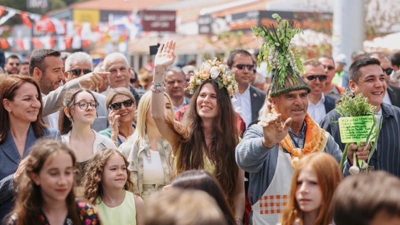 15. Uluslararası Alaçatı Ot Festivali’nin geleneksel korteji, 23 Nisan Ulusal