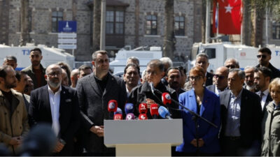 İzmir Büyükşehir Belediye Başkanı Dr. Cemil Tugay,  Meslek Fabrikası önünde