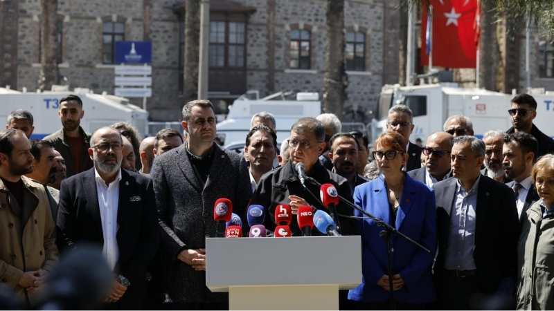İzmir Büyükşehir Belediye Başkanı Dr. Cemil Tugay,  Meslek Fabrikası önünde