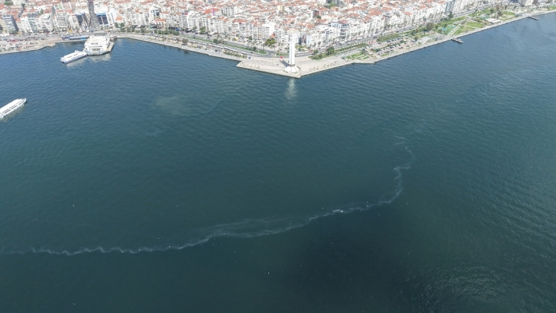 İzmir Körfezi’nde çevre alarmı büyüyor. İzmir Büyükşehir Belediyesi’nin rutin dron