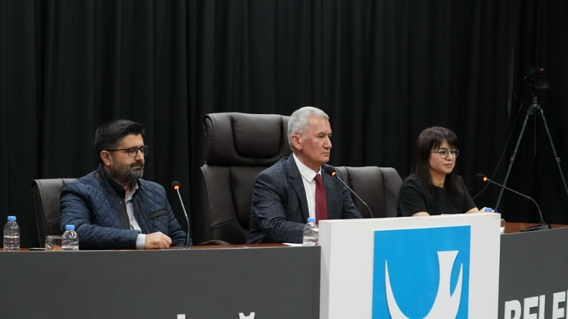 Aliağa Belediyesi Meclisi’nde 2025 yılı Faaliyet Raporu’nun görüşülmesi için yapılan
