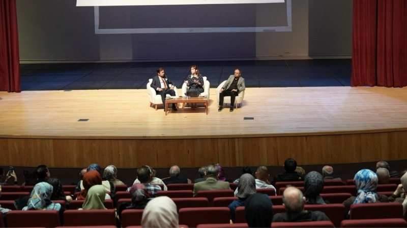 Denizli Büyükşehir Belediyesi’nin ev sahipliğinde yapılan “Gerçeğin Peşinde” konferansı, uzman