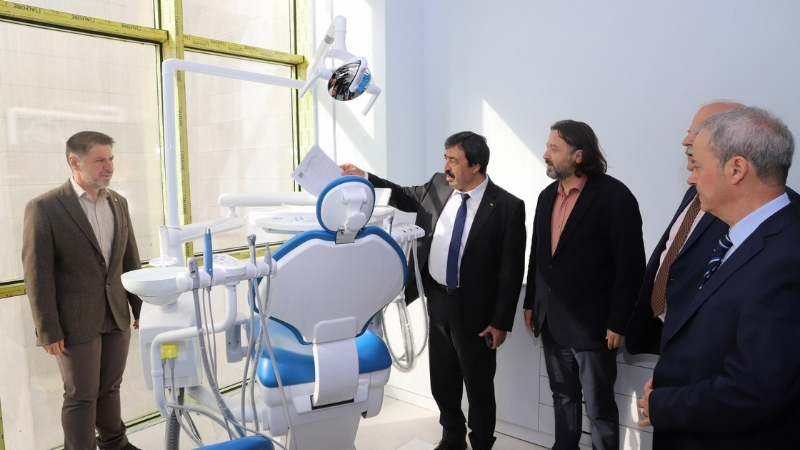 İzmir Kâtip Çelebi Üniversitesi (İKÇÜ) Diş Hekimliği Fakültesinde yeni binaya