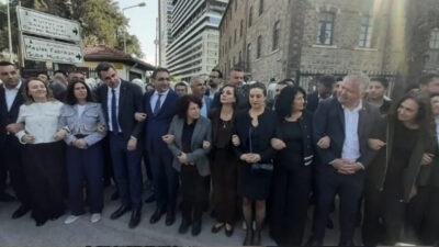 İzmir’de Meslek Fabrikası önünde yaşanan tahliye gerilimi sürerken, sahada dikkat