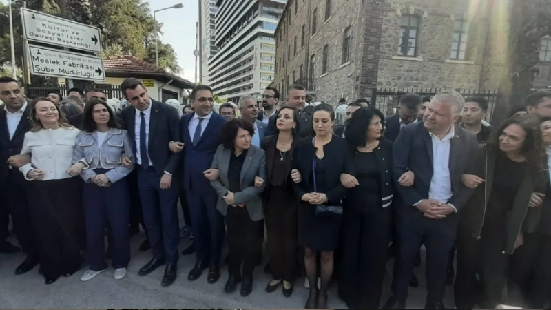 İzmir’de Meslek Fabrikası önünde yaşanan tahliye gerilimi sürerken, sahada dikkat