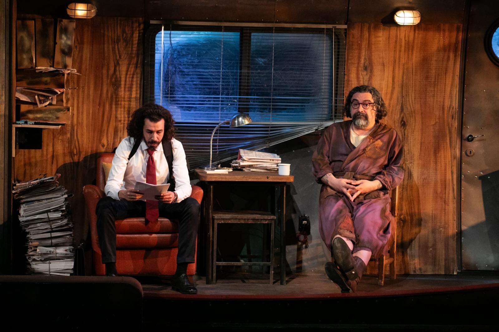 İzmir Şehir Tiyatroları, Sam Bobrick’in kaleme aldığı, "Halktan Biri" adlı