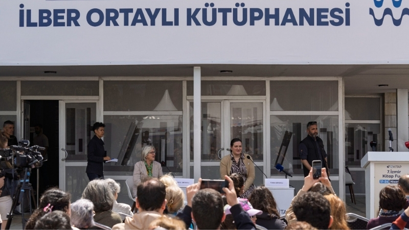 İzmir Büyükşehir Belediyesi'nin ev sahipliğinde düzenlenen  İZKİTAP-7. İzmir Kitap Fuarı'nda,