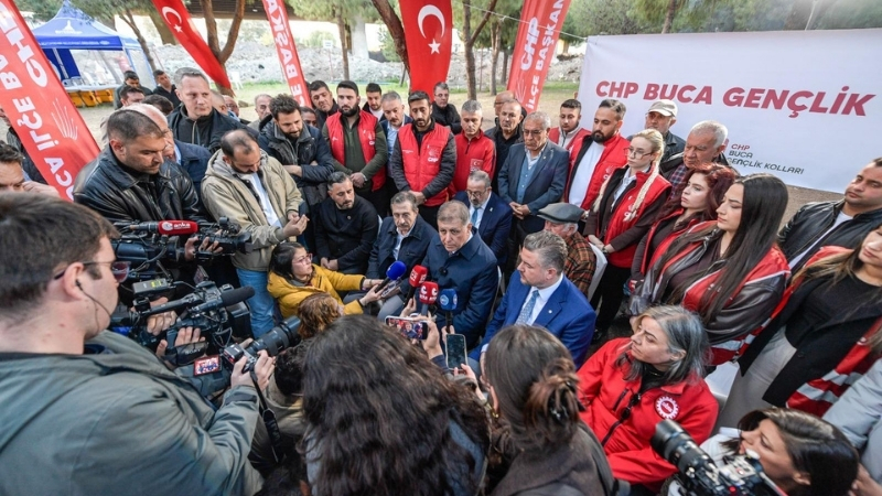 Vakıflar Genel Müdürlüğü tarafından el konulan Meslek Fabrikası binası önünde