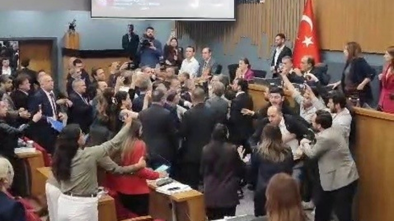  İzmir Büyükşehir Belediyesi 2025 yılı faaliyet raporu görüşmelerinde, muhalefet partisi