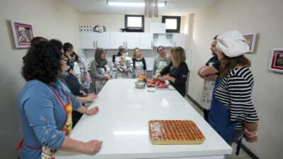 Gaziemir Belediyesi’nin düzenlediği Mutfak Atölyesi’ne katılan kursiyerler, Türk mutfağının geleneksel