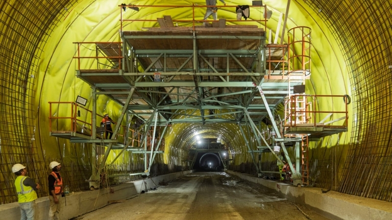 İzmir’de ulaşımı kökten değiştirecek projelerden biri olan Buca Onat Tüneli’nde
